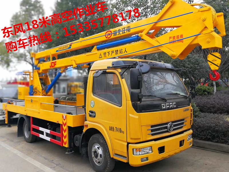 消防車急速救援危及儲罐的貨倉大火