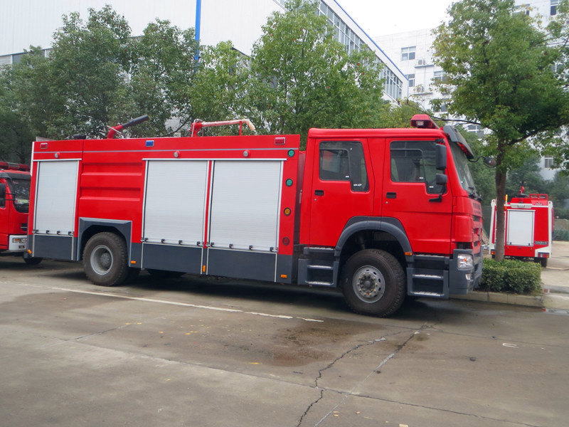 重汽豪沃干粉水泡沫聯(lián)用消防車