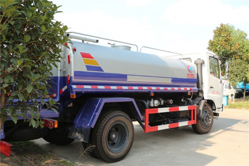 東風(fēng)嘉運(yùn)10噸灑水車后右面圖 東風(fēng)嘉運(yùn)10噸灑水車后右面圖