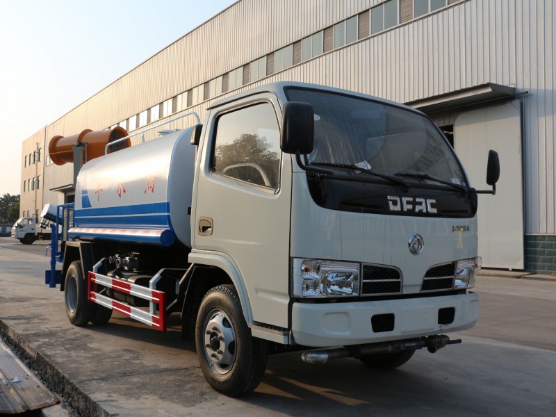 東風(fēng)多利卡3噸灑水車前右面圖 東風(fēng)多利卡3噸灑水車前右面圖