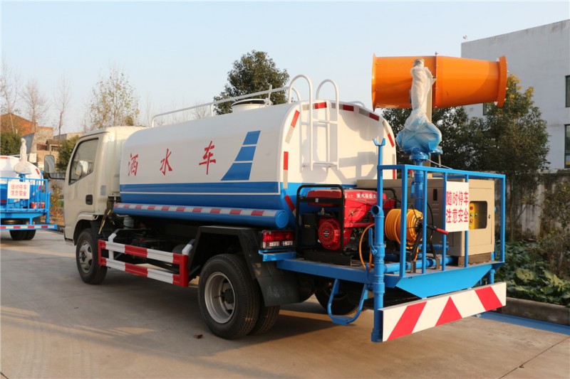 東風(fēng)多利卡3噸灑水車后左面圖 東風(fēng)多利卡3噸灑水車后左面圖