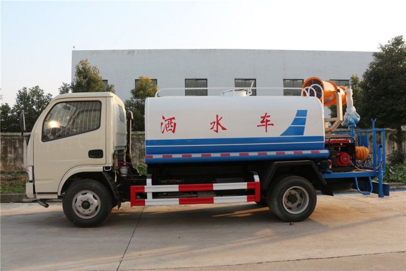 東風(fēng)多利卡3噸灑水車正側(cè)面圖 東風(fēng)多利卡3噸灑水車正側(cè)面圖