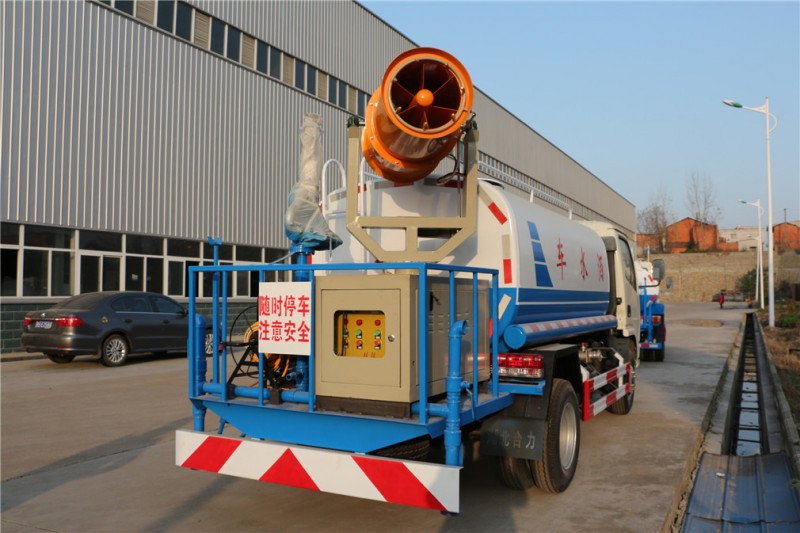 東風(fēng)多利卡3噸灑水車帶霧泡后右面圖 東風(fēng)多利卡3噸灑水車帶霧泡后右面圖