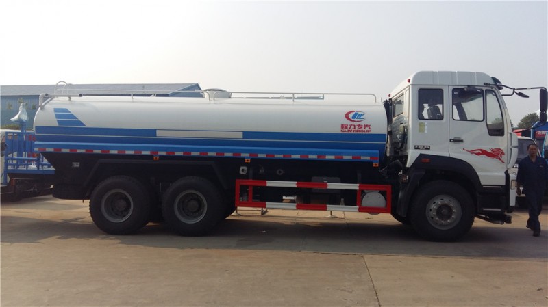 重汽斯太爾后雙橋20方灑水車正側面圖 重汽斯太爾后雙橋20方灑水車正側面圖