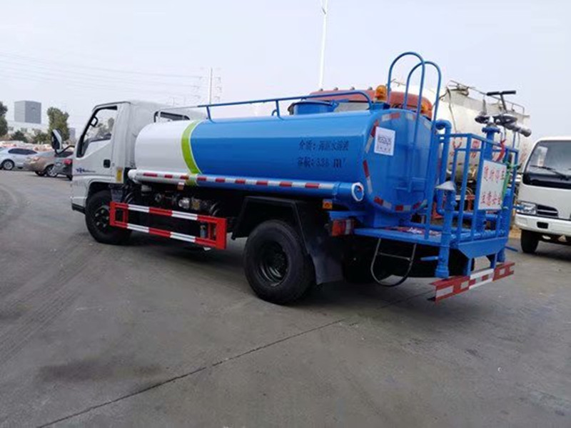 江鈴4噸灑水車后右面圖 江鈴4噸灑水車后右面圖