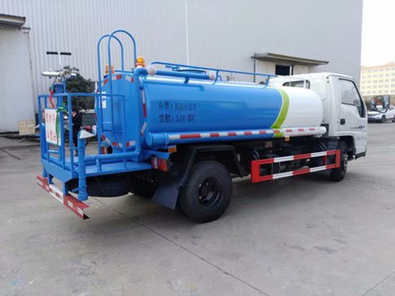 江鈴4噸灑水車后右面圖 江鈴4噸灑水車后右面圖