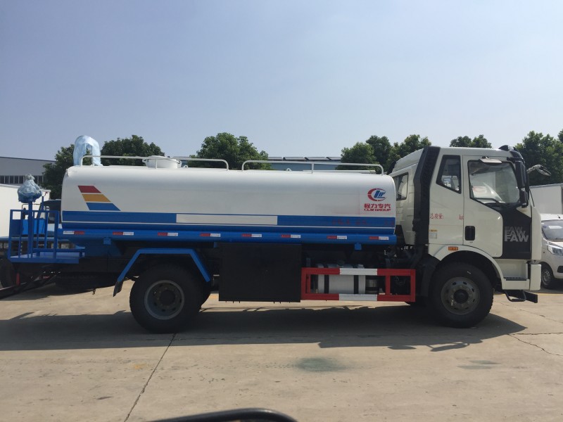 解放J6 12噸灑水車正右側(cè)面圖 解放J6 12噸灑水車正右側(cè)面圖