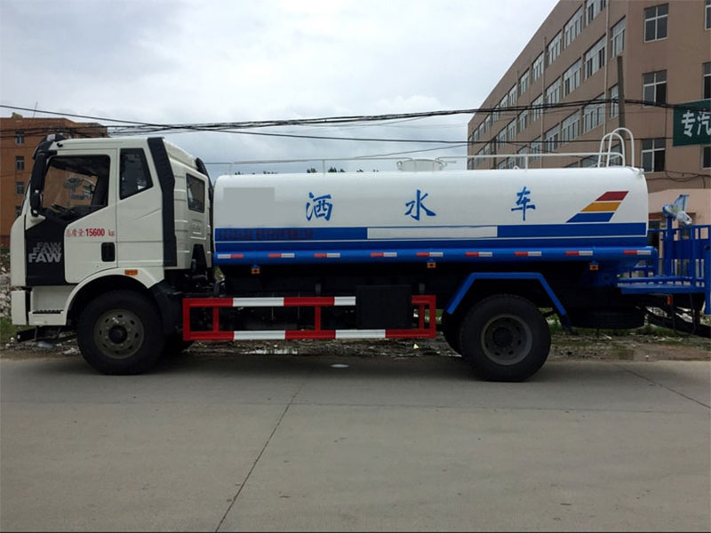 解放J6 12噸灑水車正右側(cè)面圖 解放J6 12噸灑水車正右側(cè)面圖