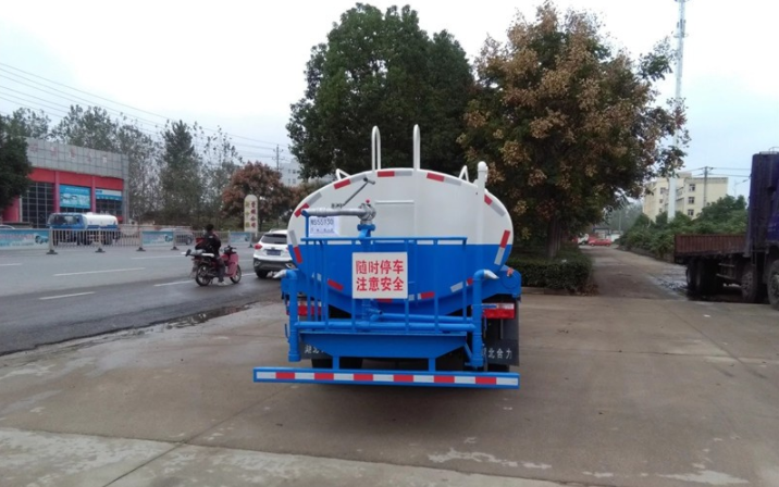 東風柳汽12方灑水車正后面圖 東風柳汽12方灑水車正后面圖