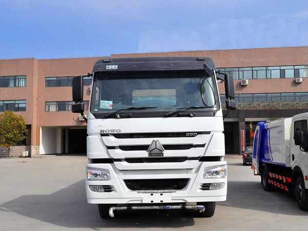 重汽豪沃后雙橋20噸灑水車正前面圖 重汽豪沃后雙橋20噸灑水車正前面圖