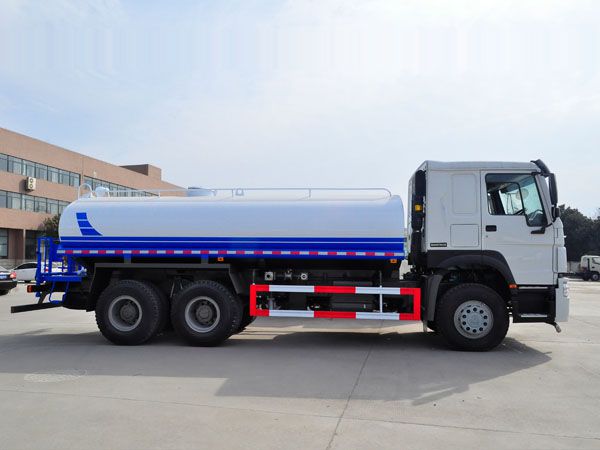 重汽豪沃后雙橋20噸灑水車正側面圖 重汽豪沃后雙橋20噸灑水車正側面圖