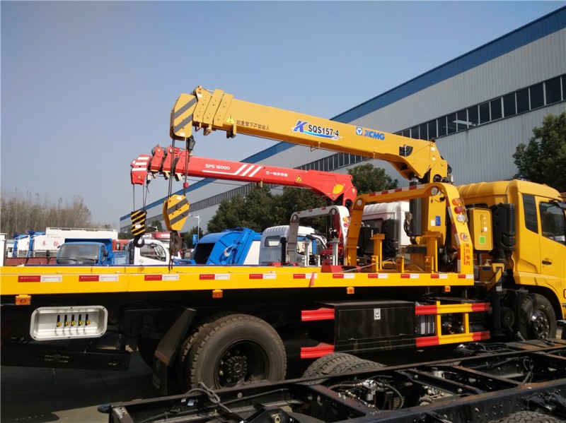 東風天錦平板帶吊清障車 后側圖