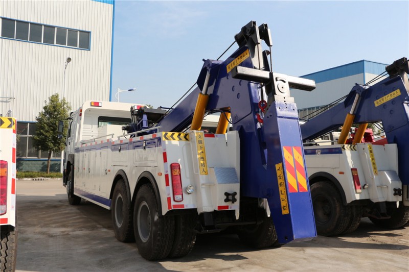 重汽后八輪一拖一清障車 后側(cè)圖