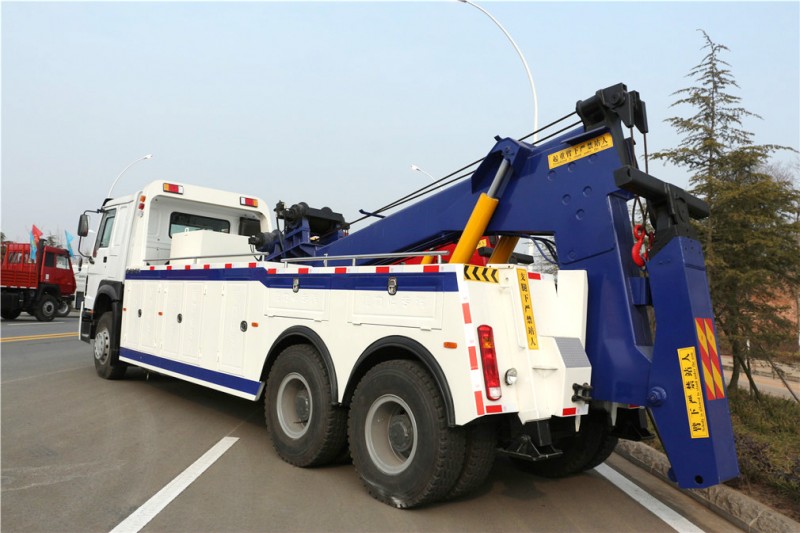 重汽后八輪一拖一清障車 后側(cè)圖