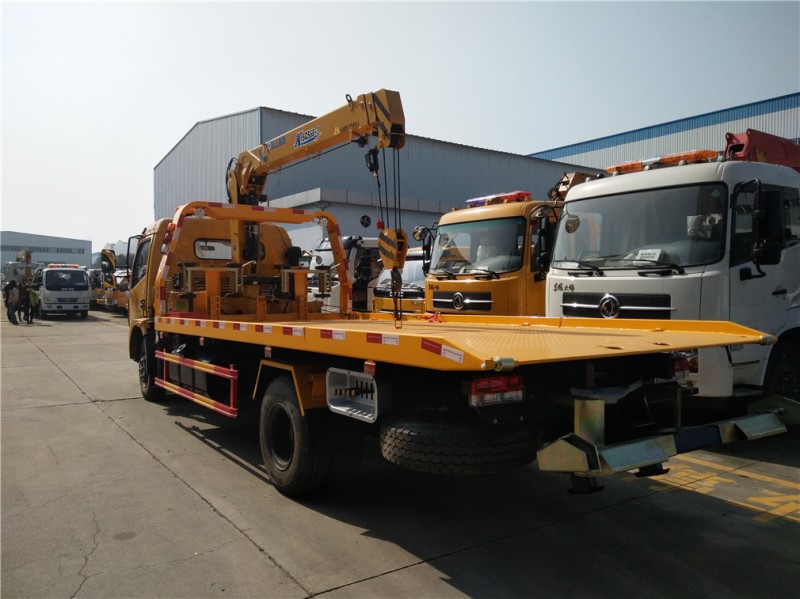 東風(fēng)凱普特平板帶吊清障車 后側(cè)圖 東風(fēng)凱普特平板帶吊清障車 后側(cè)圖