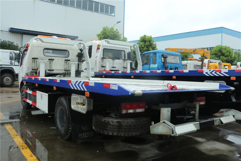 東風大多利卡一拖二清障車 后側圖