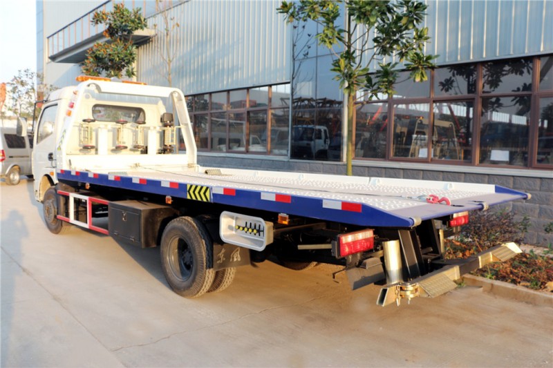 東風大多利卡一拖二清障車 后側圖