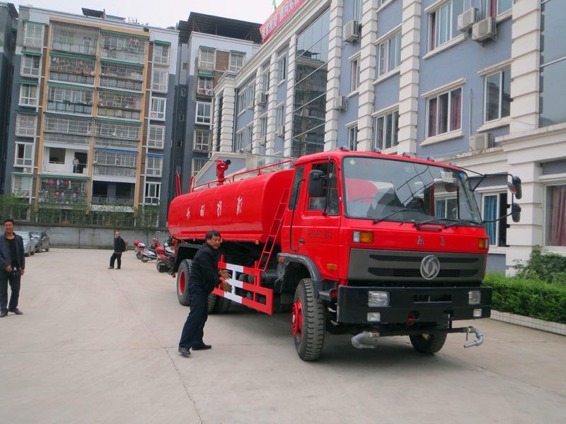 東風16噸森林消防車1.jpg