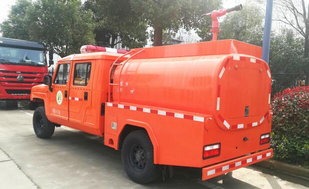 森林消防供水車（1.5—2噸水）3.jpg